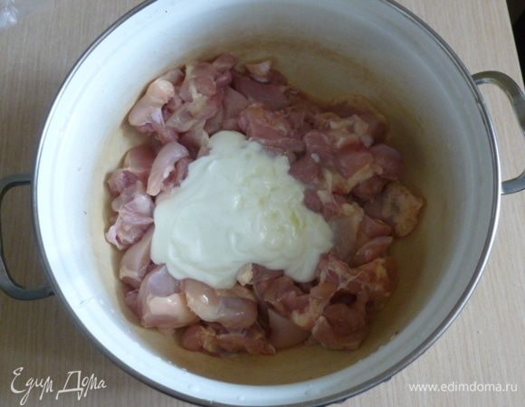 Для плова я взяла филе бедрышек, оно, на мой взгляд, сочнее и нежнее. Филе нарезать небольшими кусочками. С лимона натереть цедру и выжать сок. Цедру отложить. Половину сока смешать с йогуртом. Замариновать в этой смеси курицу на 20–30 минут.