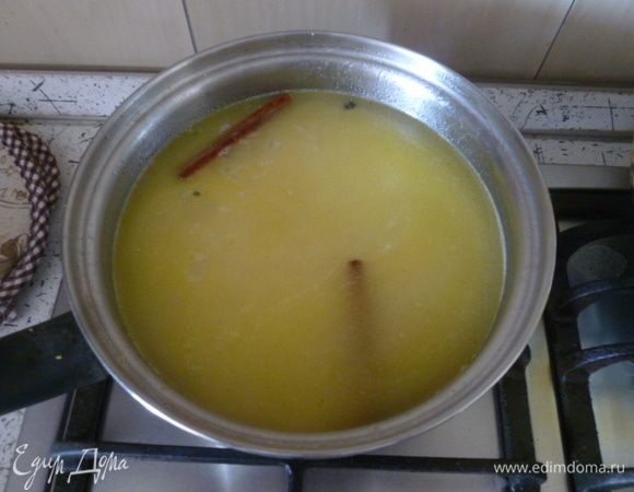 Вылить горячий бульон, оставшийся сок лимона и добавить цедру. Посолить, довести до кипения, снизить нагрев, готовить под крышкой 20 минут.