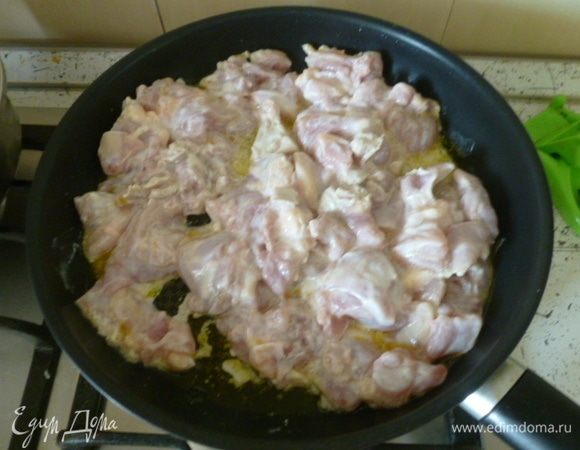 С курицы слить лишнюю жидкость. В сковороде разогреть 1,5 ст. л. масла, обжаривать курицу до полной готовности.