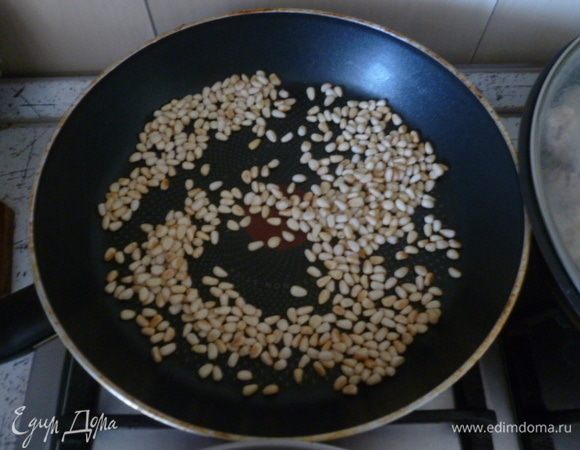 Кедровые орехи подсушить на сухой сковороде.