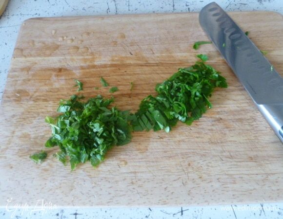 Петрушку и мяту мелко нарубить.