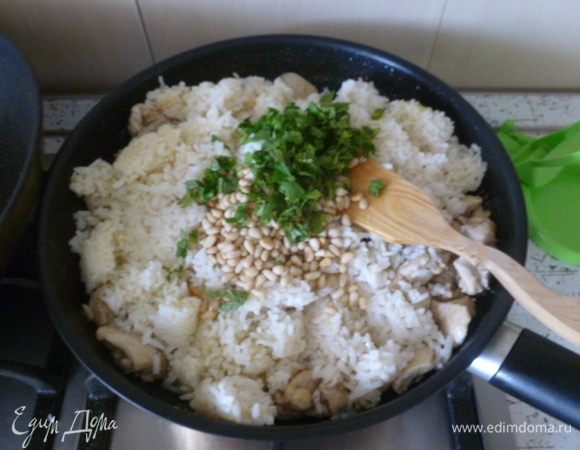 Смешать рис, курицу и орешки.