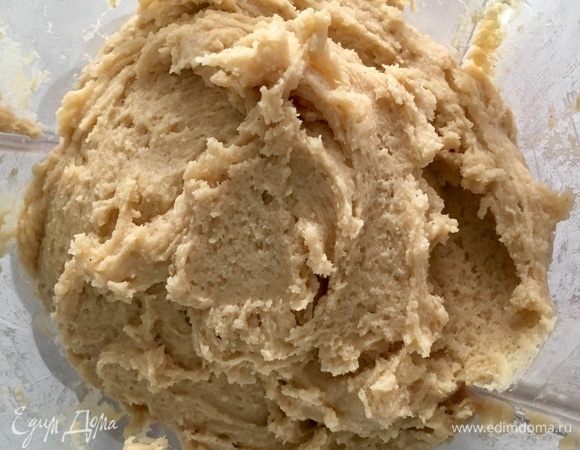 В итоге должно получиться вот такое однородное, без комочков, маслянистое, нежное тесто. Оно вкусно пахнет сливочным маслом с нотками ванили!