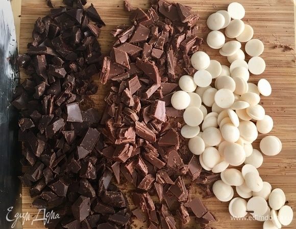 Для начинки берем три вида шоколада: черный горький с содержанием какао не менее 70%, молочный и белый. Белый у меня уже был в пуговицах. А вот черный и молочный необходимо порубить ножом, но не очень мелко. В печенье должны отчетливо чувствоваться шоколадные кусочки, различные по своим вкусовым характеристикам.
