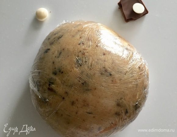 Вмешать равномерно в наше гладкое песочное тесто весь шоколад. Сформировать из теста шар. Обернуть его пищевой пленкой и убрать в холодильник минимум на 2 часа. А лучше вообще на ночь.