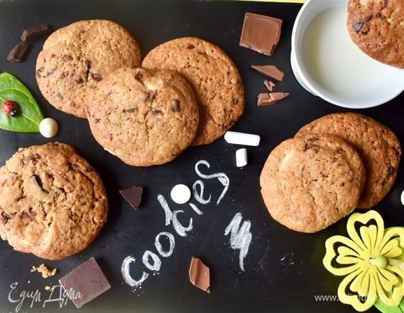 Выпекать печенье примерно 20 минут на среднем уровне духовки. Не передержите его в духовке, в этом маленькая хитрость данного печенья! Только в этом случае оно останется немного тягучим внутри, когда остынет. А через 20 минут у вас на столе вот такие симпатичные кругляши!