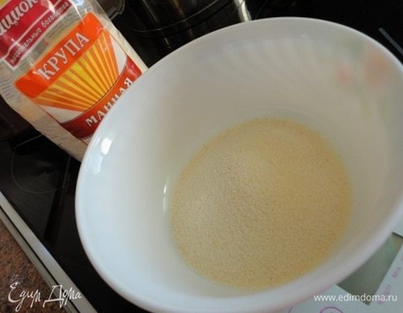 100 грамм манной крупы заливаем 200 мл кефира (или простокваши) и тоже оставляем на 10 минут для набухания.