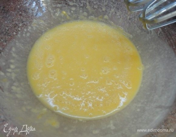 Мягкое сливочное масло взбиваем с сахаром и по одному вводим яйца, продолжая взбивать.