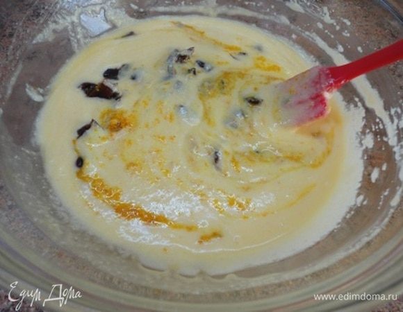 В яично-сливочную массу вводим набухшую манку, добавляем цедру с одного большого апельсина и финики вместе с лимончелло, перемешиваем.