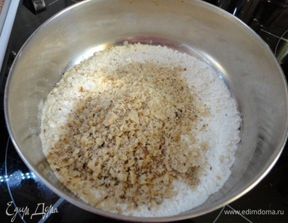 Отдельно смешиваем муку, разрыхлитель и измельченные орехи... Перемешиваем и соединяем с жидкими ингредиентами.