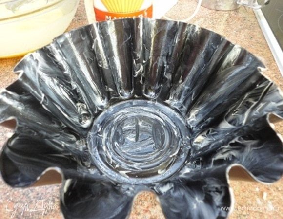 Форму, если она не силиконовая, смазываем сливочным маслом.