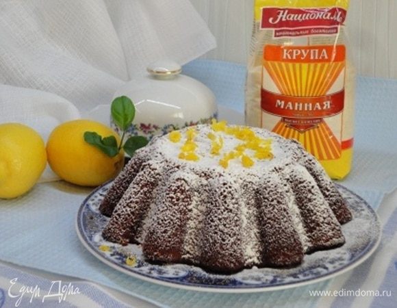 Готовый и слегка остывший манник посыпаем сахарной пудрой и цедрой лимона.