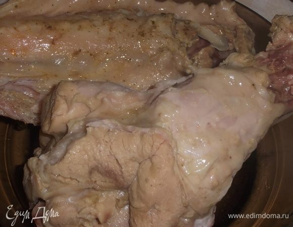 Крыло индейки отварить до готовности с солью или любой приправой, которая вам нравится. Вынуть из бульона. Остудить.