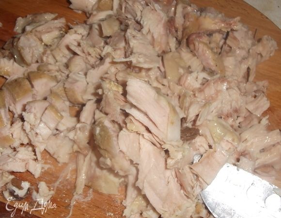 Отделить мясо от костей. Порезать.