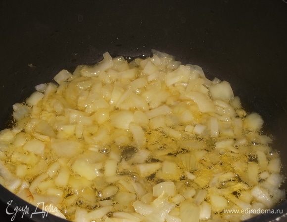 Лук обжарить на топленом масле.