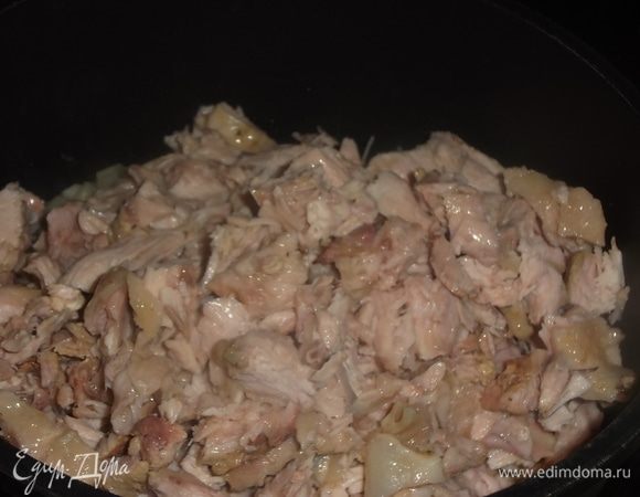 Добавить мясо, немного пережарить.