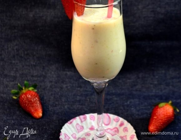 Подать в бокале и украсить клубничкой.