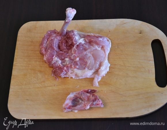 Подготовить бедрышки. Производитель часто оставляет на бедрах часть подвздошной кости. Ее необходимо аккуратно удалить, разрезав по суставу. Сделать острым ножом разрез вдоль бедренной кости и освободить ее от мяса. Зачистить косточку ножом по направлению сверху вниз.