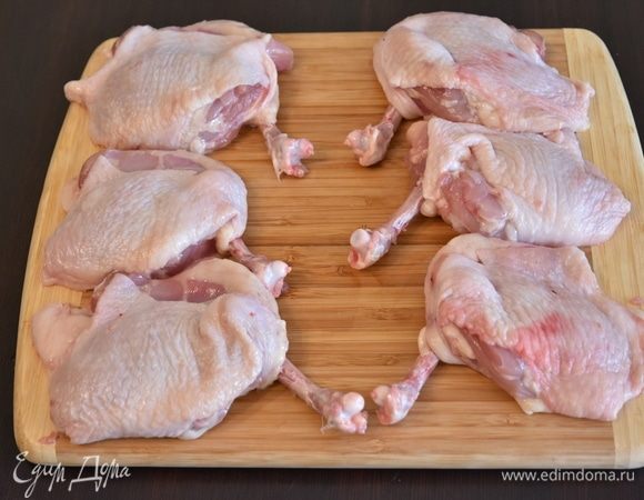 Таким образом подготовить все бедрышки. По желанию с бедрышек можно срезать лишний жирок и кожу.