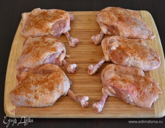 Смешать соль со специями и посыпать ими подготовленную курицу.