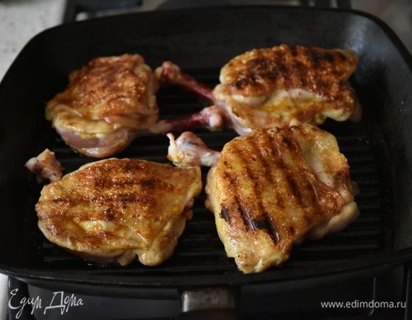 Бедрышки можно обжарить на гриле над углями или гриль-сковороде дома. Сковороду разогреть на среднем огне и обжаривать бедрышки с двух сторон до румяности.