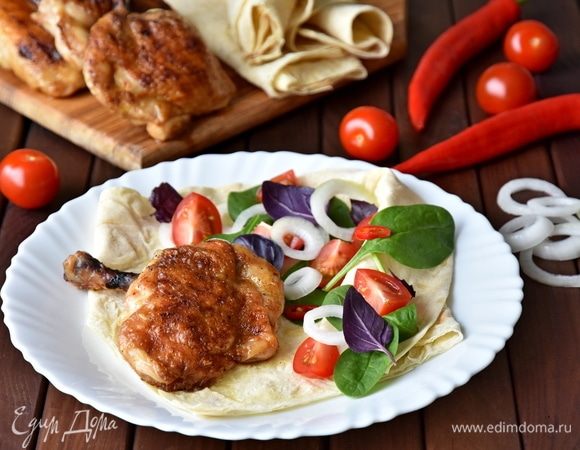 Подавть «Тавук Пирзола» с лавашом, маринованным луком и овощами.