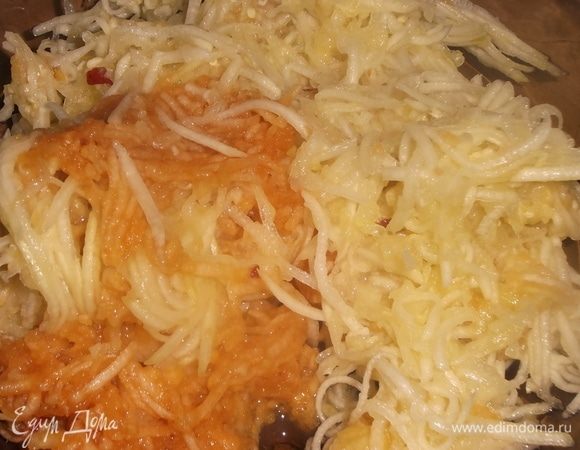 Яблоко и кабачок натереть на терке.