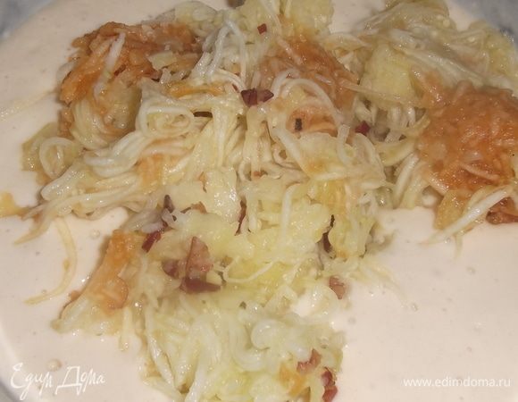 Приготовить тесто. Соединить с кабачком и яблоком.