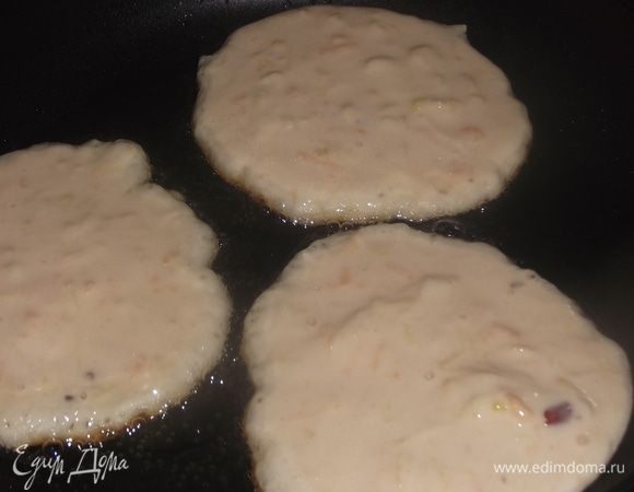 Жарить на тихом огне, в разогретой с маслом сковороде с двух сторон.