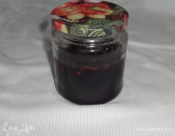 Воду вскипятить. Чай каркаде насыпать в банку, залить кипятком, закрыть крышкой и дать постоять 15 минут.