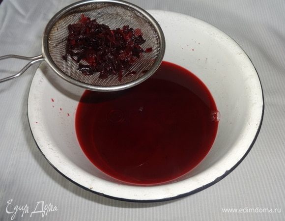 Чай каркаде процедить через сито.