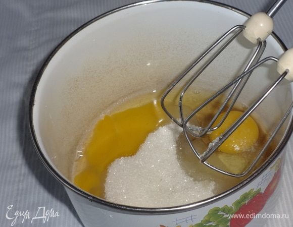 В кастрюльку положить яйца, сахар, ванилин, соль.