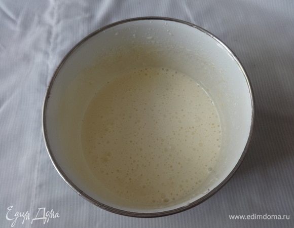 Взбивать миксером 5 минут до получения белой пенящейся массы.