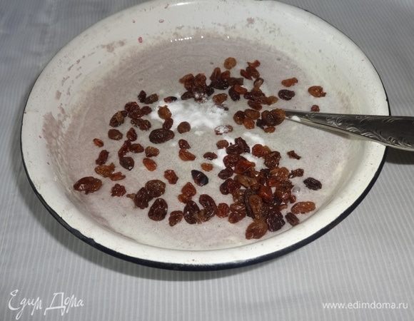 К набухшей манке добавить взбитые яйца, всыпать изюм и соду, перемешать. Цвет с розового станет голубым.