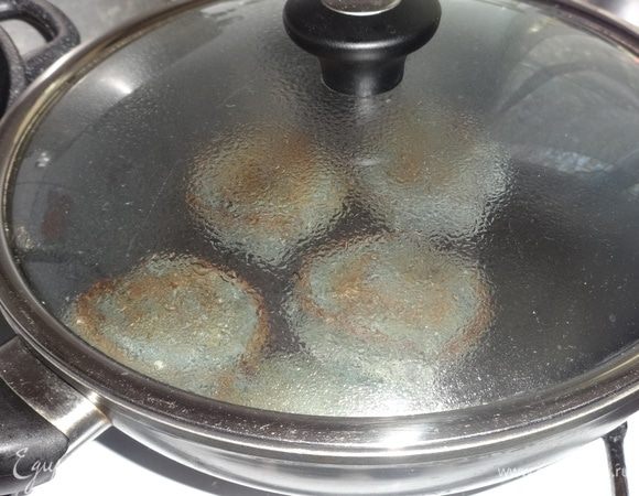 Перевернуть оладьи на другую сторону, накрыть сковороду крышкой и жарить 1–2 минуты, с другой стороны.<br />
 