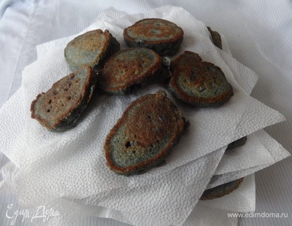 Готовые оладьи выкладывать на салфетки для удаления излишков масла.