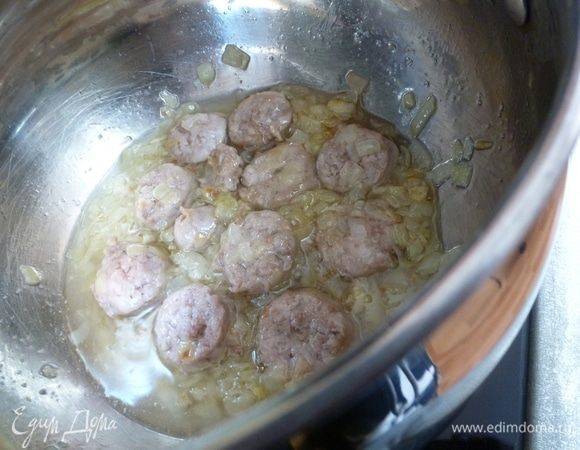 Пока маринуются креветки и варится бульон, мы обжарим лук и колбасу до золотистости.