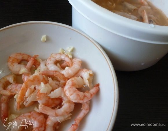 Креветки почистить от панцирей. Замариновать их в соке лимона и мелко нарубленного чеснока. Из панцирей сварить бульон, добавив специи, соль. Процедить через ситечко. В идеале нужны свежие креветки, но, сами понимаете, не всегда можно воплотить желаемое.