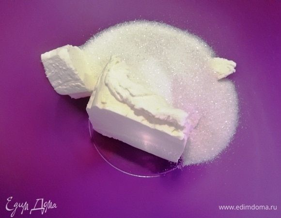 Для начала смешаем миксером сливочное масло комнатной температуры с сахаром.