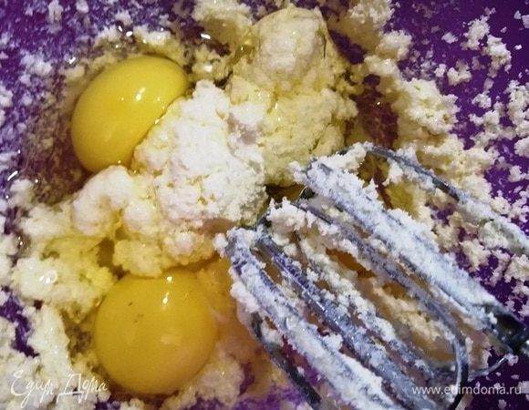 Добавим 3 яйца и еще раз перемешаем.