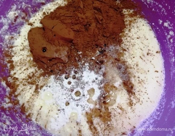 Добавляем какао-порошок, разрыхлитель, миндальный экстракт (можно ваниль), соль. Смешиваем при помощи миксера.