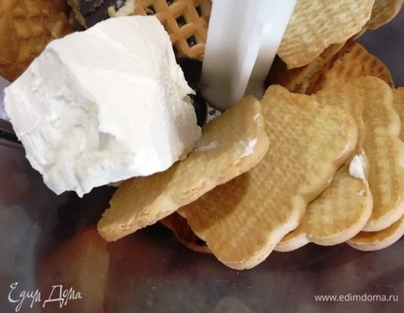 Готовим основу капкейков. В чаше блендера измельчаем 100 г печенья с 50 г сливочного масла.