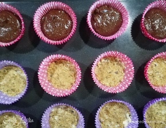 В формочки для маффинов выкладываем по 1 ч. л. основы, утрамбовываем. Сверху выкладываем тесто для капкейков на 2/3 формы.