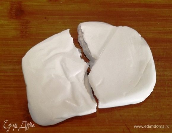 Займемся декором. У меня готовая сахарная мастика. Прежде всего ее необходимо очень хорошо размять (для этих целей хорошо подходит муж, у него руки сильнее).