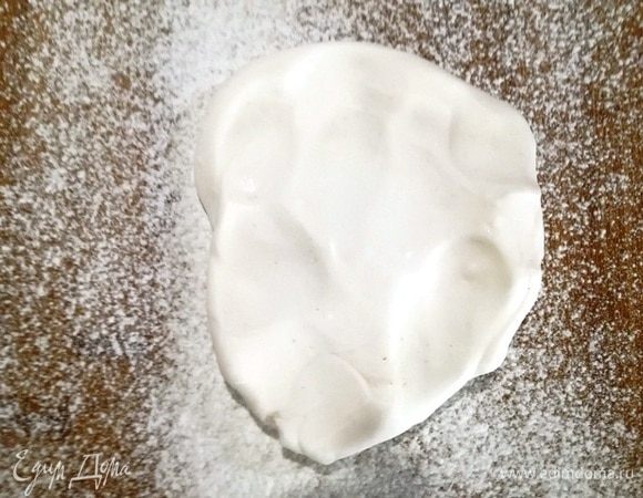 Рабочую поверхность посыпаем сахарной пудрой и раскатываем мастику.