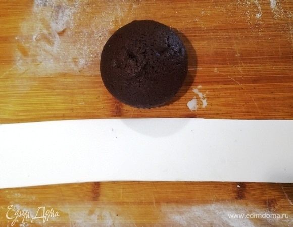 Отрезаем полоску нужной ширины. Мои капкейки высотой 2,5 см, мастика шириной 4 см.