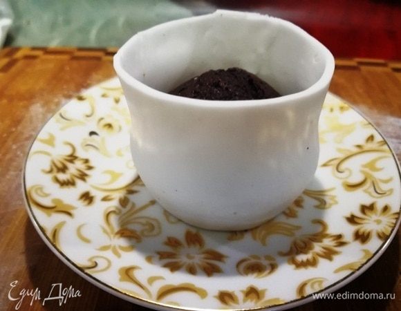 Обматываем капкейк полоской мастики и скрепляем края. Из мастики делаем ручку чашки. Убираем нашу конструкцию в холодильник на 30 минут. Я сделала только 2 чашки. На остальные у меня терпения не хватило.