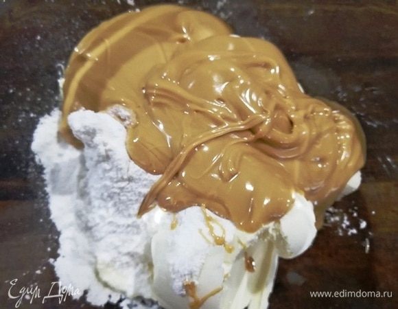 Крем для украшения капкейков. Смешаем арахисовую пасту, творожный сыр и сахарную пудру.