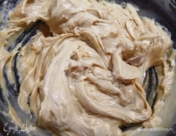 Полученный крем перекладываем в кондитерский мешок и украшаем капкейки.