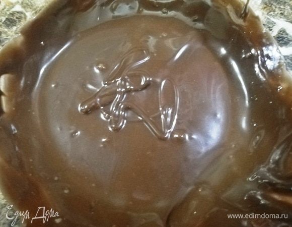 Шоколадную пасту подогреть в микроволновке 20–30 секунд. Я просто обмакивала в нее капкейки и декорировала их посыпками. Но это уже на ваш вкус и фантазию.